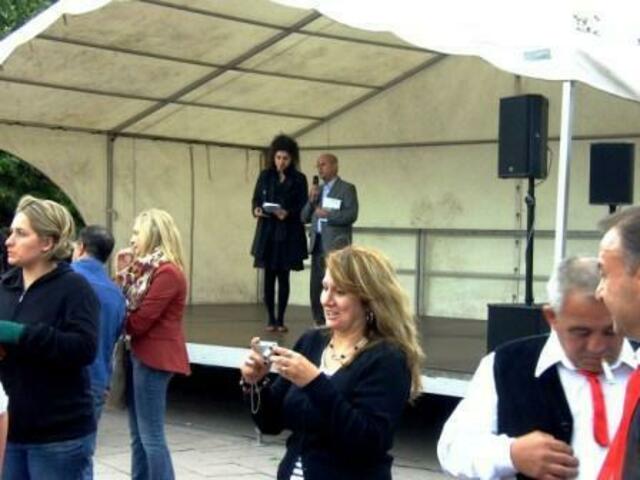 Semra Kanisicak, Geschäftsführerin des Kreisausländerbeirates, stellt im Rahmen des Bühnenprogramms Mehmet Ali Zaimoglus Lebenserinnerungen beim Fest der Kulturen in Mühlheim am Main vor.