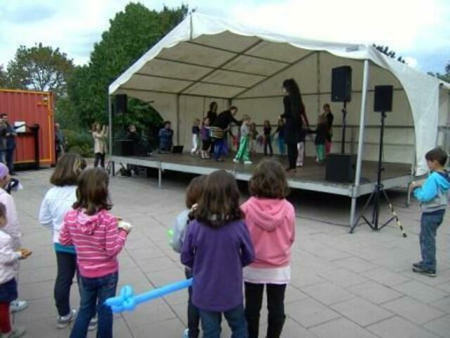 Semra Kanisicak, Geschäftsführerin des Kreisausländerbeirates, führt durch das Bühnenprogramm des "Fest der Kulturen" in Mühlheim am Main.
