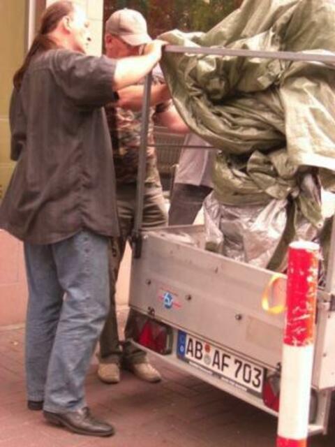 Spontane Helfer im Offenbacher Stadtteil Nordend, die Pierre und Soraya beim Entpacken und Abladen unterstützen.