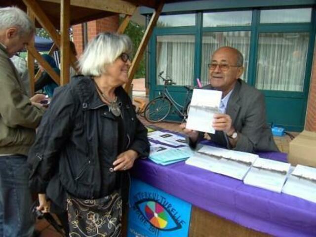 Fest der Kulturen in Mühlheim am Main _ Der Offenbacher Autor Mehmet Ali Zaimoglu im Gepräch mit einer Besucherin des Festes.