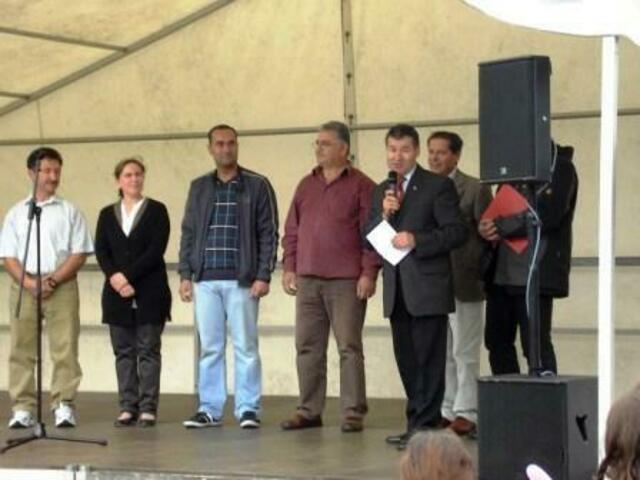 Eröffnung des "Fest der Kulturen" in Mühlheim am Main: Hier der seit 39 Jahren engagierte Ausländerbeirat; u.a. mit Corrado Di Benedetto, Vorsitzender des agah, und Hüsamettin Eryilmaz, Vorstand deutsch-türkisches Forum Stadt und Kreis Offenbach (v.r.).