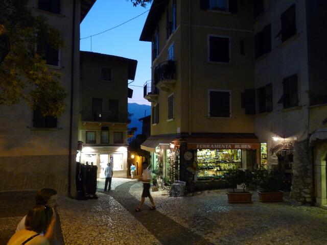 es wird Nacht in Malcesine, es ist aber noch angenehm warm und noch Betrieb in den Gassen