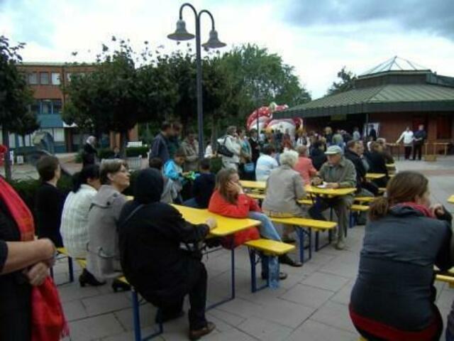 Zusammen mit Bürgermeister Daniel Tybussek und Semra Kanisicak, Kreisausländerbeirat, eröffnet Hüsamettin Eryilmaz, Vorstand deutsch-türkischen Forums Stadt und Kreis Offenbach, das Fest der Kulturen in Mühlheim am Main.