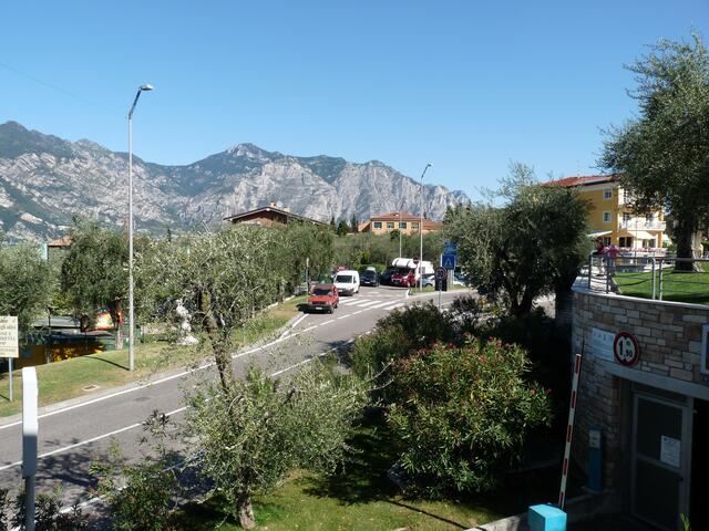 ....hier Blick nach rechts vom Balkon aus