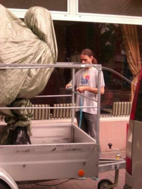 Pierre beim Entpacken und Abladen unserer wetterfest eingehüllten Soraya.