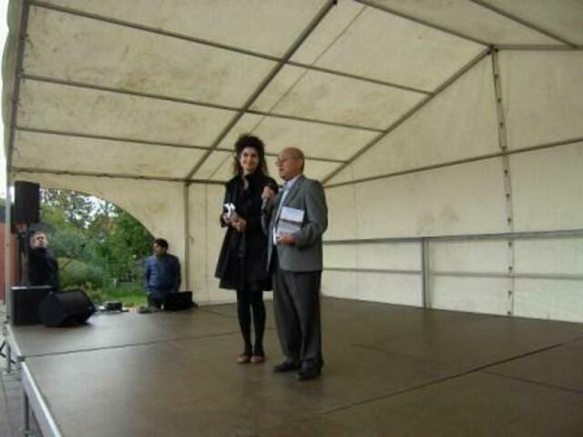 Semra Kanisicak, Geschäftsführerin des Kreisausländerbeirates, stellt im Rahmen des Bühnenprogramms Mehmet Ali Zaimoglus Lebenserinnerungen beim Fest der Kulturen in Mühlheim am Main vor.