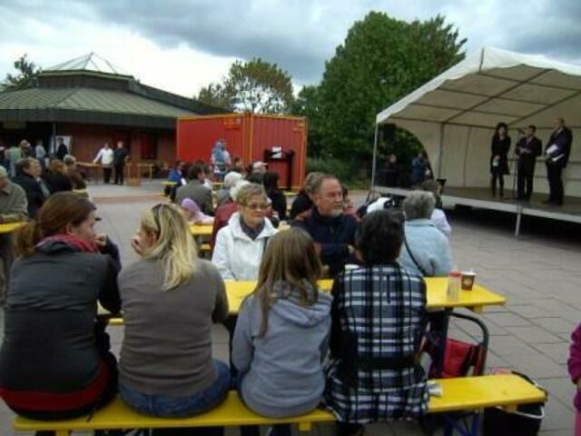 Zusammen mit Bürgermeister Daniel Tybussek und Semra Kanisicak, Kreisausländerbeirat, eröffnet Hüsamettin Eryilmaz, Vorstand deutsch-türkischen Forums Stadt und Kreis Offenbach, das Fest der Kulturen in Mühlheim am Main.