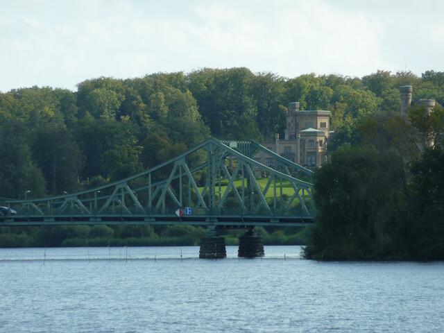 Nun geht es wieder unter der Glienicker Brücke durch am Schloss Babelsberg vorbei.