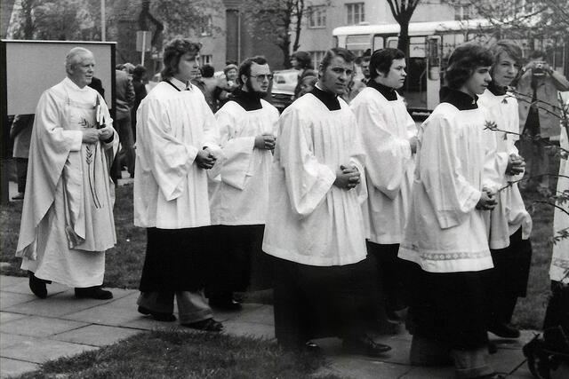 Ernst Kemming (links) besaß das Charisma, junge Menschen anzusprechen und zu begeistern. So kam es vor, dass ihn bis zu 36 Ministranten sonntags zum Altar begleiteten. (Archiv-Foto von 1974: Helmut Kuzina)