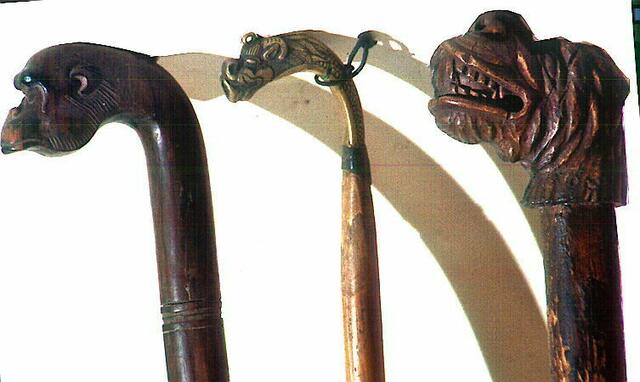 Drei Krückstöcke und Sprecherstäbe aus der indonesischen Inselwelt