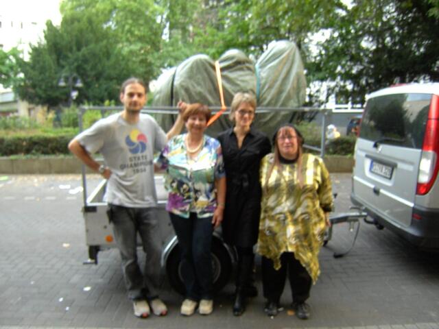 Pierre, Anne, Moni und ich nachdem wir Soraya in ihr REgencape gehüllt wirder auf ihren Anhänger geführt haben.Das Bild schoß Herr Blass. | Foto: Herr Blass