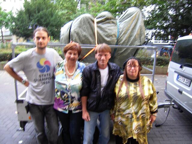 Pierre, Anne, Herr Blass und Moni nachdem wir Soraya in ihr Regencape gehüllt wider auf ihren Anhänger geführt haben.