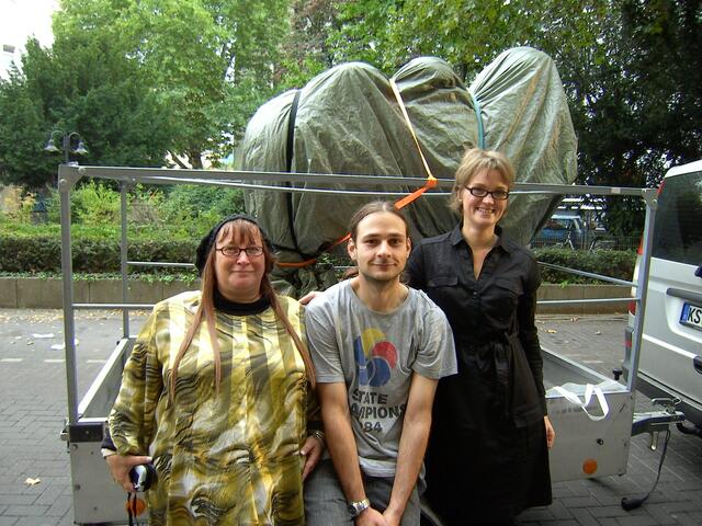 Moni, Pierre udn ich nachdem wir Soraya in ihr Regencape gehüllt wider auf ihren Anhänger geführt haben. | Foto: Anne Franck-Frieden