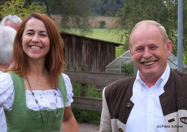 Bayerisch-ungarischer Oxentag. LAG-Managerin Beata Pásztor und Kreisrat Manfred Losinger
