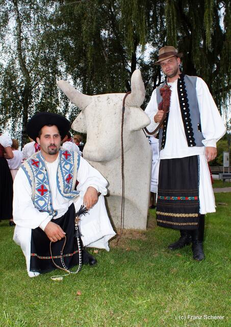 Bayerisch-ungarischer Oxentag. Mitglieder der ungarischen Tanzgruppe Valicka Gyönye
