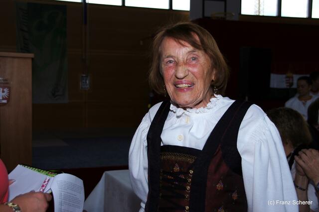 Bayerisch-ungarischer Oxentag. Die 82-jährige Berta Reiserer hat die Kontakte zur ungarischen Tanzgruppe geknüpft
