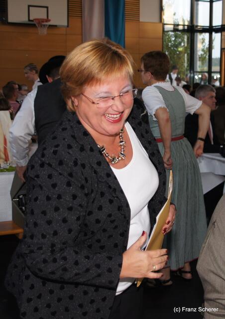Bayerisch-ungarischer Oxentag. Frau Knauer freut sich auf einen heiteren Abend in der Adelzhausener Mehrzweckhalle