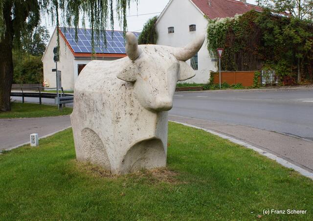 Bayerisch-ungarischer Oxentag. Der "Steinox" in Harthausen, ein Werk des Friedberger Steinbildhauers Franz Seidl.