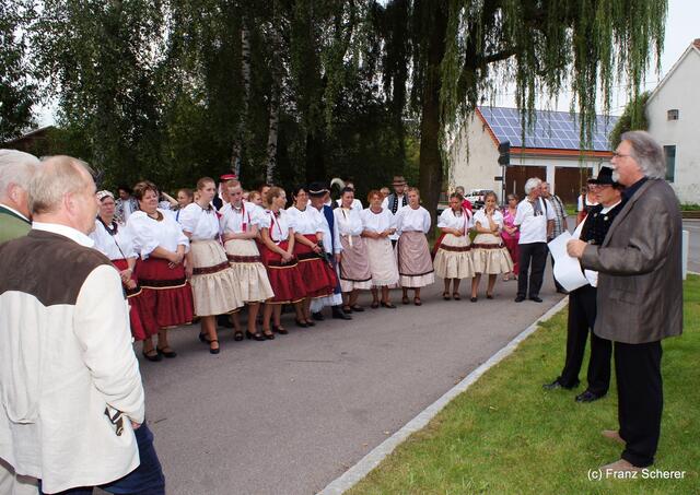 Bayerisch-ungarischer Oxentag. Friedbergs zweiter Bürgermeister Roland Fuchs und Matthias Feiger vom Wittelsbacher Land Verein begrüßen die Gäste in Harthausen