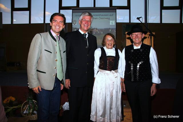 Bayerisch-ungarischer Oxentag. v.l.: Umberto Freiherrr von Beck-Peccoz, Landrat Christian Knauer, Berta Reiserer und Matthias Feiger