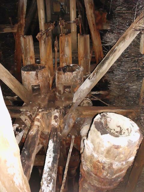 Die Überreste einer abgebrochenen Windkunst am Aufstieg im östlichen Teil. Das Pumpengestänge ist hinten noch zu sehen.