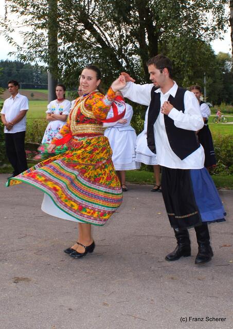 Bayerisch-ungarischer Oxentag. Mitglieder der ungarischen Tanzgruppe Valicka Gyönye