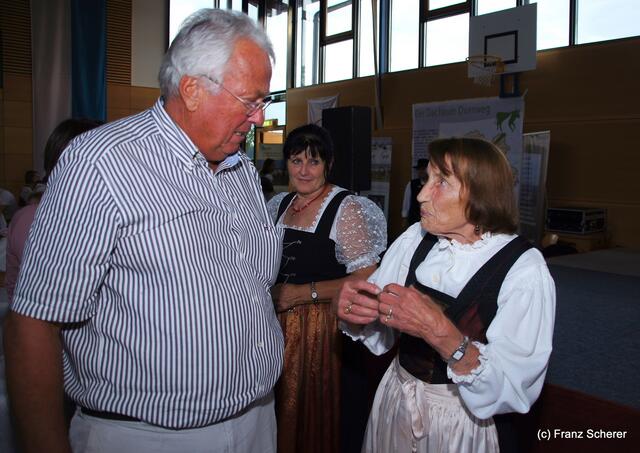 Bayerisch-ungarischer Oxentag. Berta Reiserer im Gespräch mit Dr. Hermann Volkmann