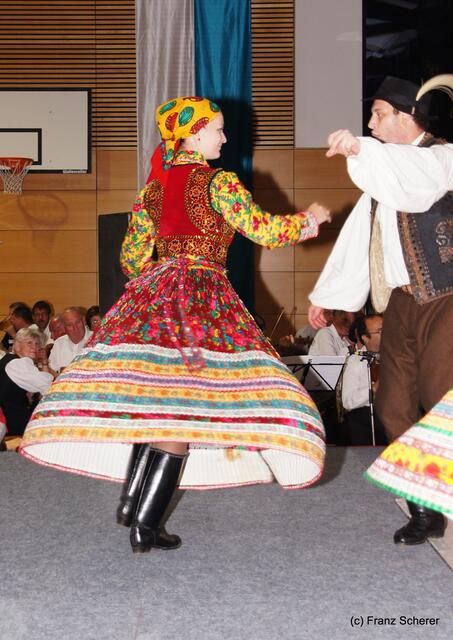Bayerisch-ungarischer Oxentag. Mitglieder der ungarischen Tanzgruppe Valicka Gyönye