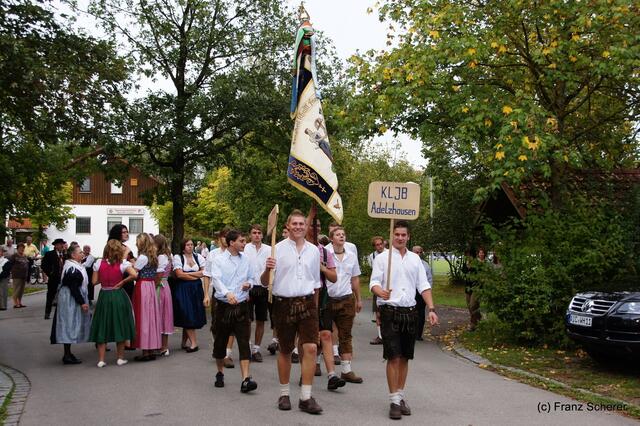 Bayerisch-ungarischer Oxentag. Mitglieder der Adelzhausener Kath. Landjugend erwarten die Gäste aus Ungarn.