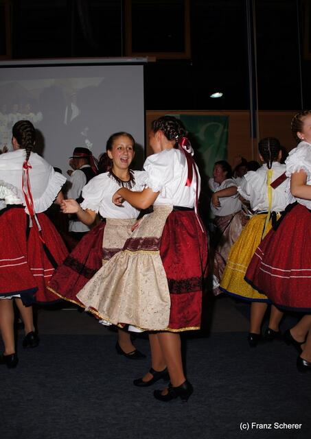 Bayerisch-ungarischer Oxentag. Mitglieder der ungarischen Tanzgruppe Valicka Gyönye