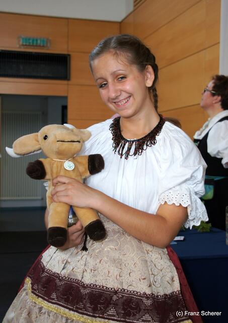 Bayerisch-ungarischer Oxentag. Mitglied der ungarischen Tanzgruppe Valicka Gyönye mit dem Oxenweg-Maskottchen "Oxi"