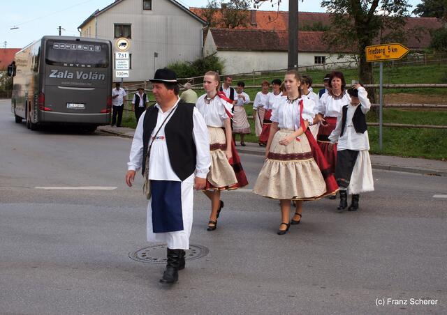 Bayerisch-ungarischer Oxentag. Die ungarischen Gäste kommen in Harthausen an - angeführt von Bürgermeister Istvan Palfi