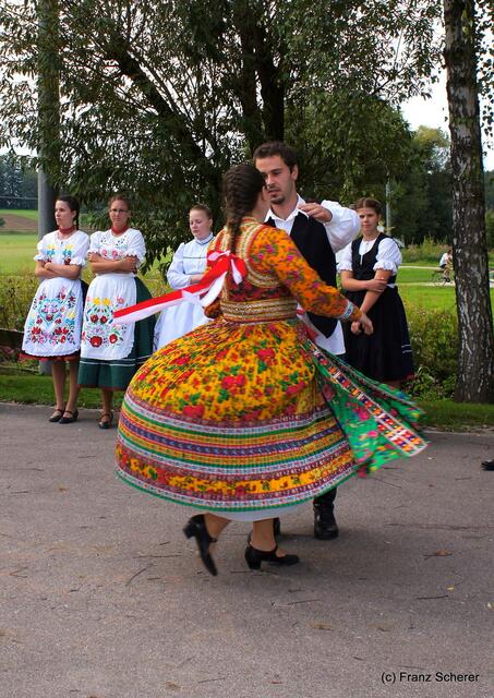 Bayerisch-ungarischer Oxentag. Mitglieder der ungarischen Tanzgruppe Valicka Gyönye