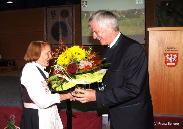 Blumen und ein Geschenk für Berta Reiserer überreichte Landrat Christian Knauer
