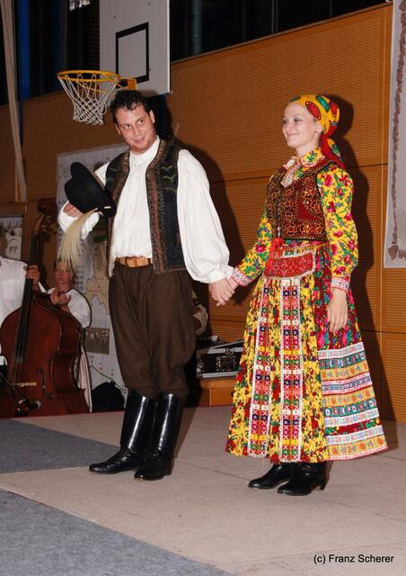 Bayerisch-ungarischer Oxentag. Mitglieder der ungarischen Tanzgruppe Valicka Gyönye