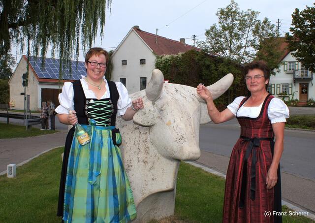 Bayerisch-ungarischer Oxentag. Brigitte Liepert (links) und Maria Feiger präsentieren den "Oxler-Schnaps" vor dem Harthausener "Steinox".