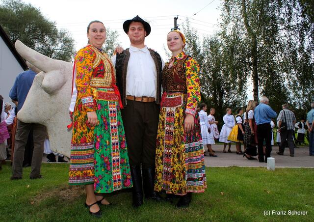 Bayerisch-ungarischer Oxentag. Mitglieder der ungarischen Tanzgruppe Valicka Gyönye
