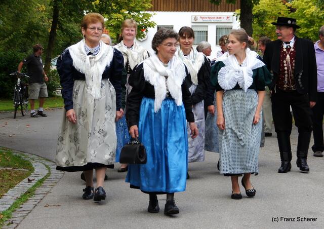 Bayerisch-ungarischer Oxentag. Original historische Aichacher Trachten, getragen von den Adelzhauser Frauen