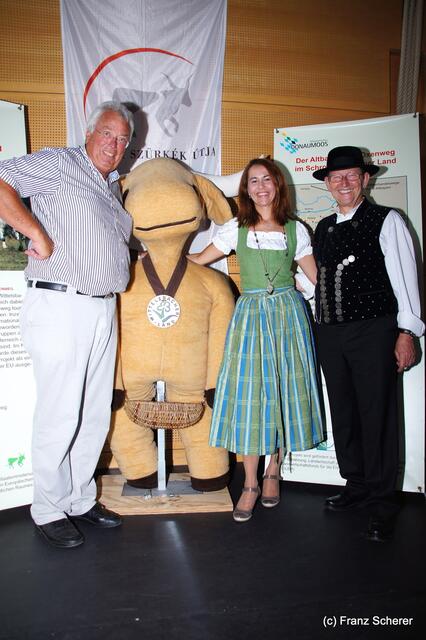 Bayerisch-ungarischer Oxentag. Dr. Hermann Volkmann (links), LAG-Managerin Beata Pástor und Matthias Feiger vom Wittelsbacher Land Verein beim "Oxi", dem Maskottchen des Oxenwegs