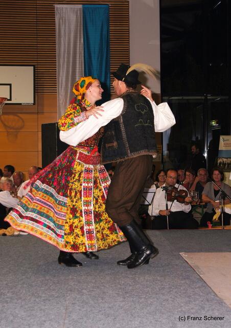 Bayerisch-ungarischer Oxentag. Mitglieder der ungarischen Tanzgruppe Valicka Gyönye