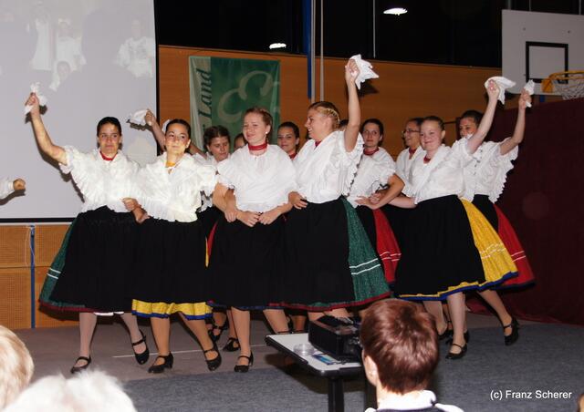 Bayerisch-ungarischer Oxentag. Mitglieder der ungarischen Tanzgruppe Valicka Gyönye