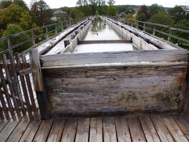 Auf dem Dach des neuen Gradierwerks, Blick nach Westen. Die Sole wird in eine Art Kanal gepumpt und ...