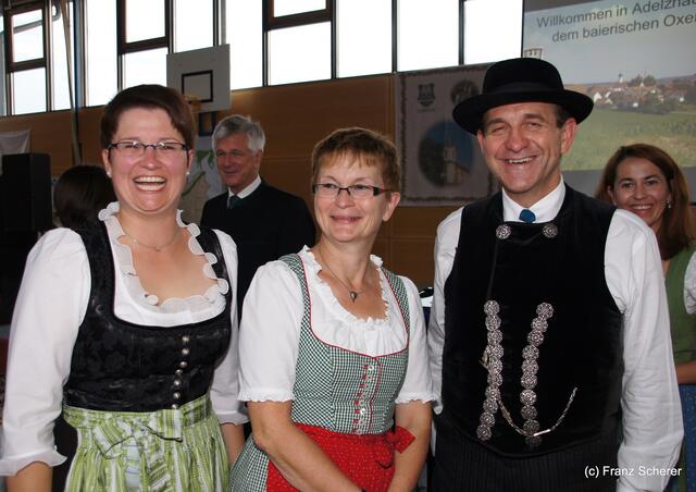 Bayerisch-ungarischer Oxentag. v.l.: Wittelsbacher Land Vereins-Geschäftsführerin Ulrike Schmid, Gisela und Sigi Bradl. Im Hintergrund Landrat Christian Knauer und Beata Pástor