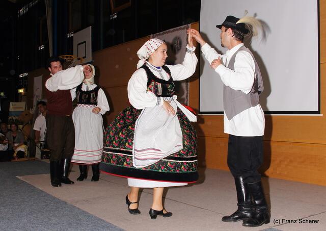 Bayerisch-ungarischer Oxentag. Mitglieder der ungarischen Tanzgruppe Valicka Gyönye