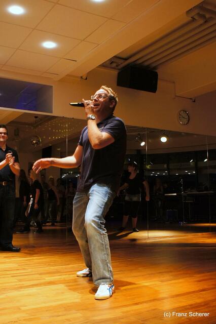5 Jahre Tanzstudio "dance & more" in Friedberg. Impressionen von der Geburtstagsparty. Showtime! Sänger Flo von NYRO in Action.