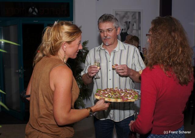 5 Jahre Tanzstudio "dance & more" in Friedberg. Impressionen von der Geburtstagsparty. Andrea Happacher von H&H Catering serviert leckere Snacks