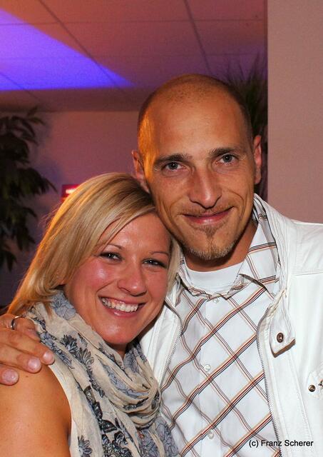 5 Jahre Tanzstudio "dance & more" in Friedberg. Impressionen von der Geburtstagsparty. Sänger Pino von NYRO gratuliert Stefanie Brackmann