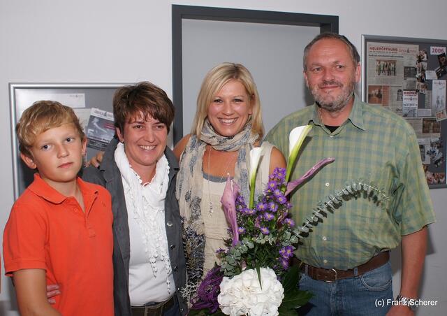 5 Jahre Tanzstudio "dance & more" in Friedberg. Impressionen von der Geburtstagsparty. Familie Burger gratuliert Stefanie Brackmann (2.v.r.)