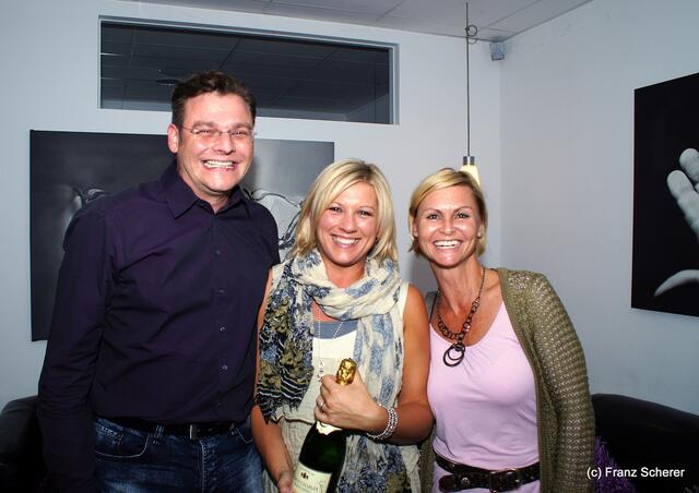 5 Jahre Tanzstudio "dance & more" in Friedberg. Verkehrsvereinspräsident Daniel Götz und Gattin (rechts) gratulieren Stefanie Brackmann