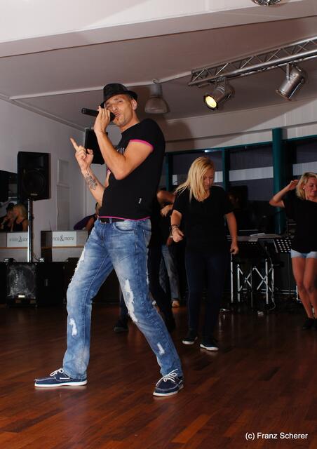 5 Jahre Tanzstudio "dance & more" in Friedberg. Impressionen von der Geburtstagsparty. Showtime! Sänger Pino von NYRO in Action.